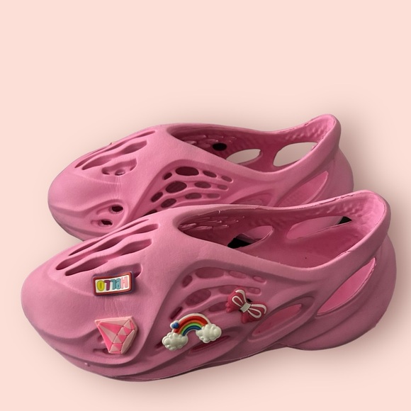 PINK KIDS RUNNERS WITH CHARMS SIZE 4 - Picture 2 of 9